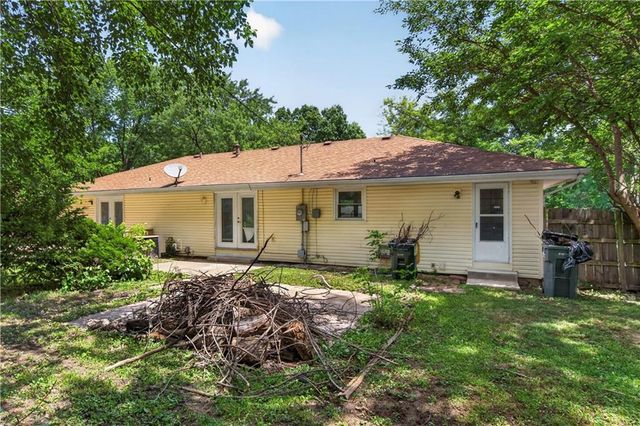 218 Oak Hill Street, Lansing, KS 66043