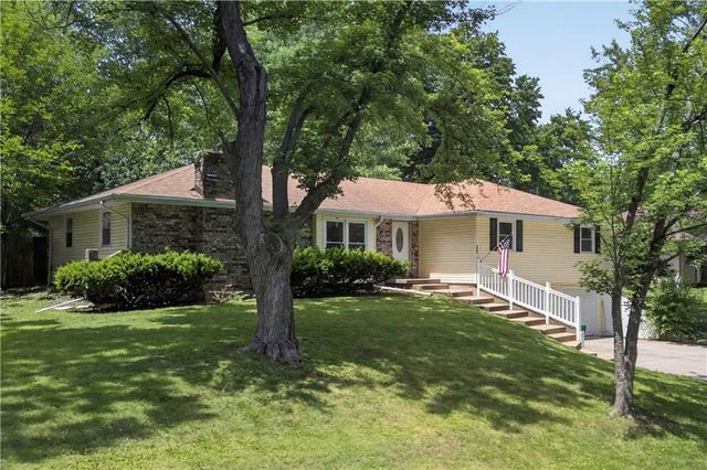 218 Oak Hill Street, Lansing, KS 66043