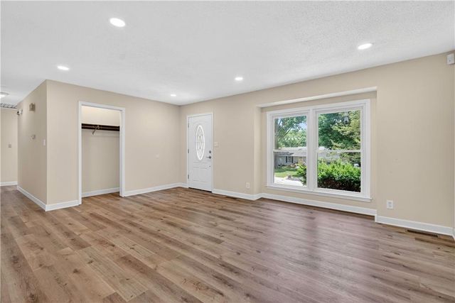 218 Oak Hill Street, Lansing, KS 66043