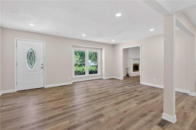 218 Oak Hill Street, Lansing, KS 66043