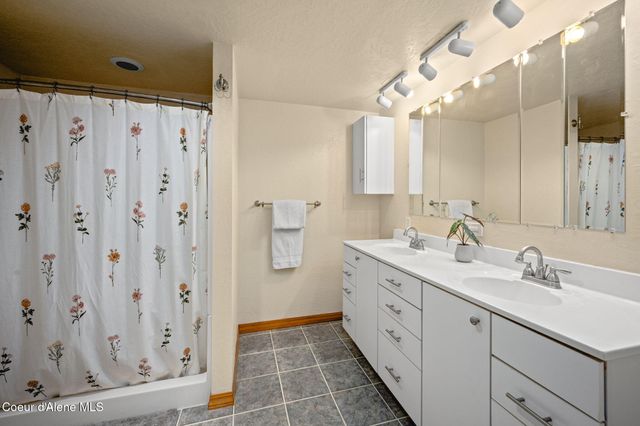 2087 E Glacier RD, Hayden, ID 83835