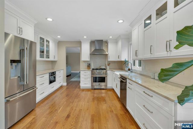 359 Hillview Terrace, Franklin Lakes, NJ 07417