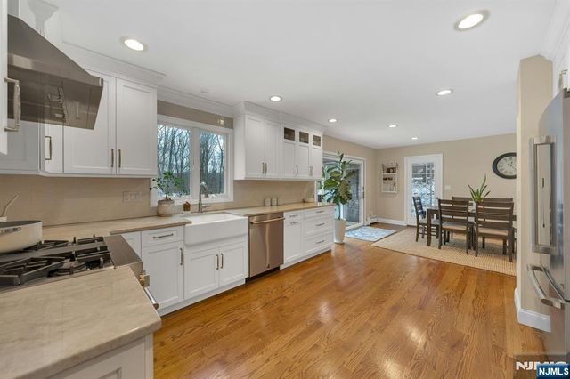 359 Hillview Terrace, Franklin Lakes, NJ 07417