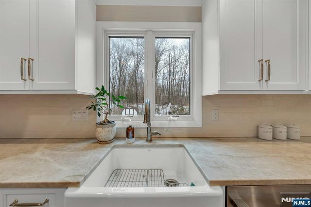 359 Hillview Terrace, Franklin Lakes, NJ 07417