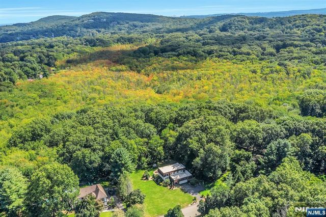 359 Hillview Terrace, Franklin Lakes, NJ 07417