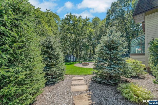 359 Hillview Terrace, Franklin Lakes, NJ 07417