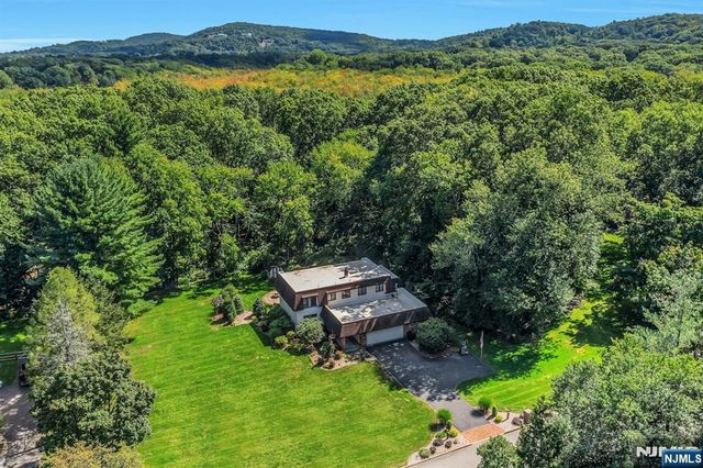 359 Hillview Terrace, Franklin Lakes, NJ 07417