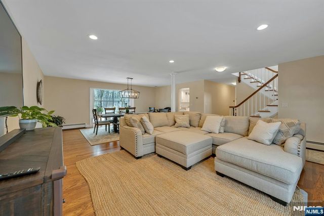 359 Hillview Terrace, Franklin Lakes, NJ 07417