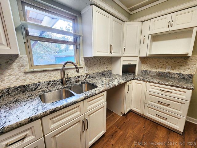 16809 W 790 Road, Tahlequah, OK 74464