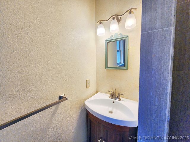 16809 W 790 Road, Tahlequah, OK 74464