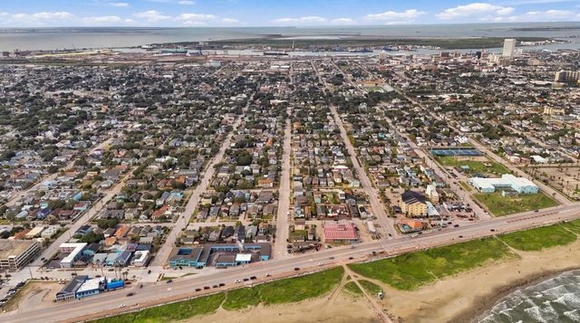 2205 30th Street, Galveston, TX 77550