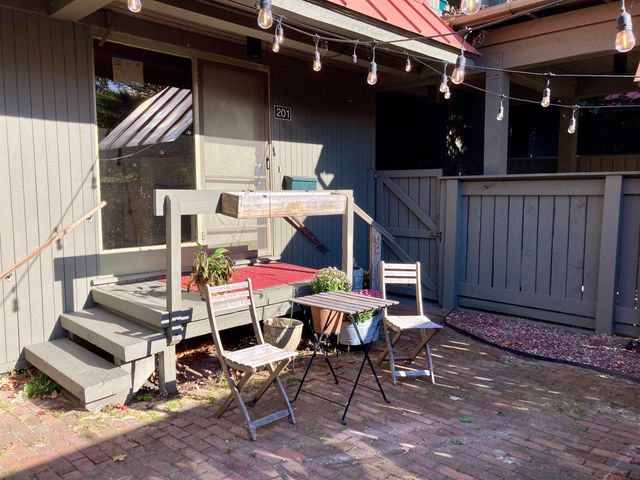 125 Redrock Dr Apt 201, Burlington, VT 05401