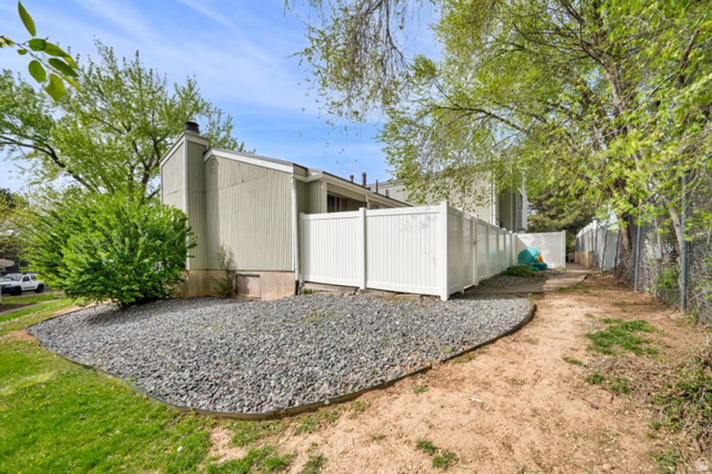 Image 18 of property listing at 865 S 1650 E #A, Clearfield, UT 84015