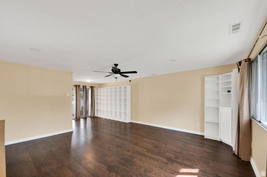 Image 3 of property listing at 865 S 1650 E #A, Clearfield, UT 84015