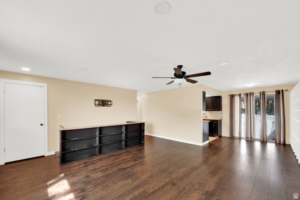Image 4 of property listing at 865 S 1650 E #A, Clearfield, UT 84015