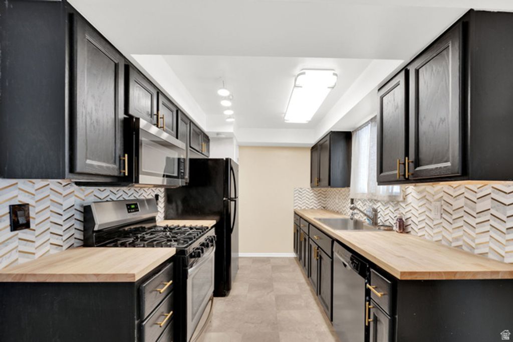 Image 7 of property listing at 865 S 1650 E #A, Clearfield, UT 84015