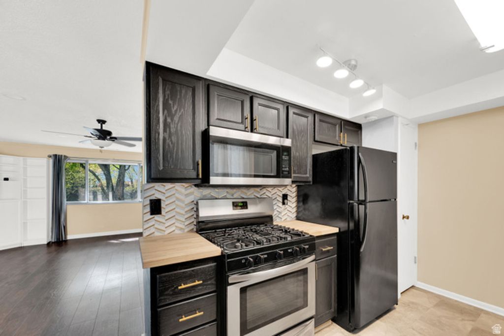 Image 8 of property listing at 865 S 1650 E #A, Clearfield, UT 84015