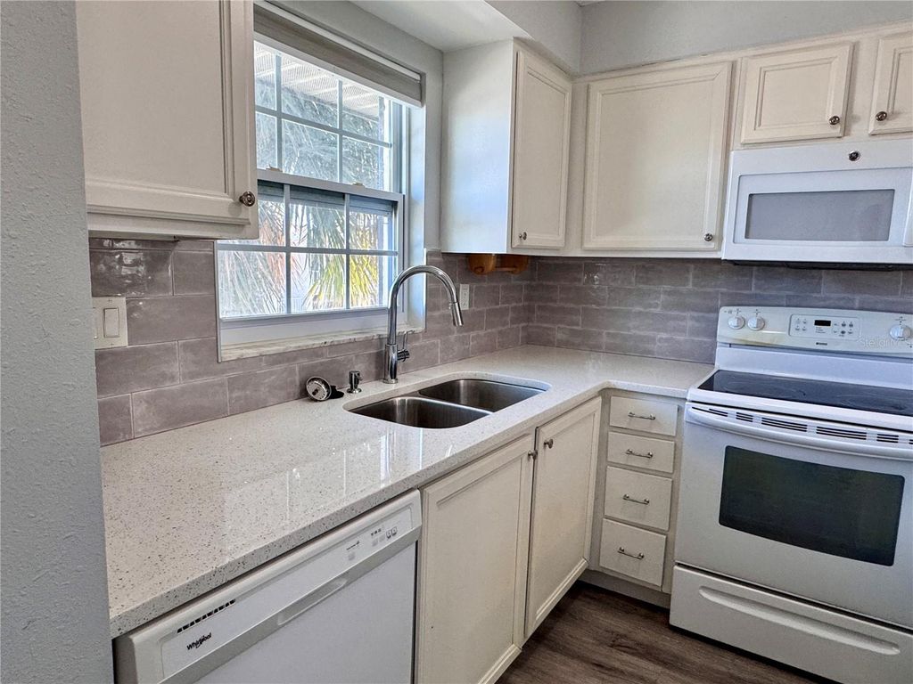 Image 8 of property listing at 4511 3RD STREET CIRCLE W 489, Bradenton, FL 34207