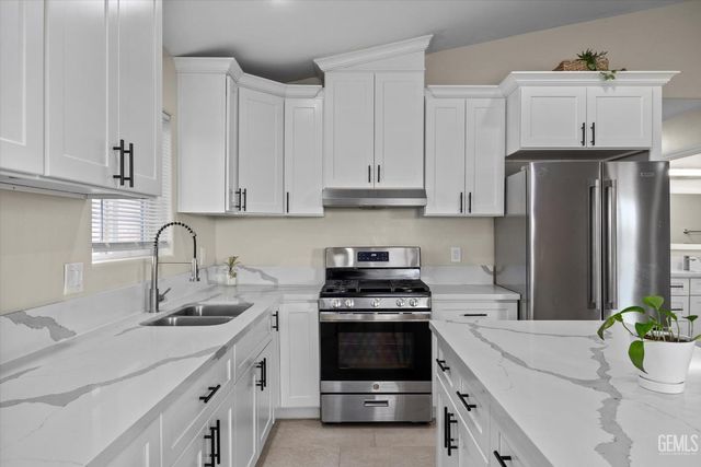 200 Burchfield Avenue, Bakersfield, CA 93307