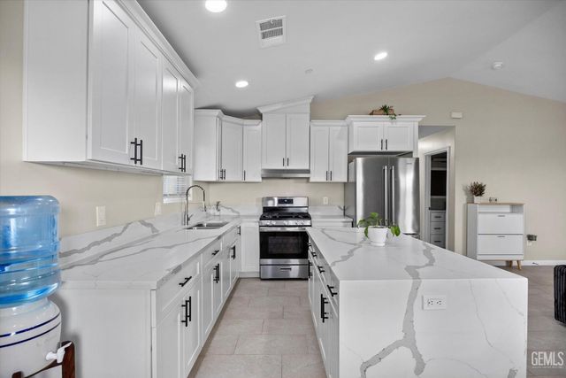 200 Burchfield Avenue, Bakersfield, CA 93307