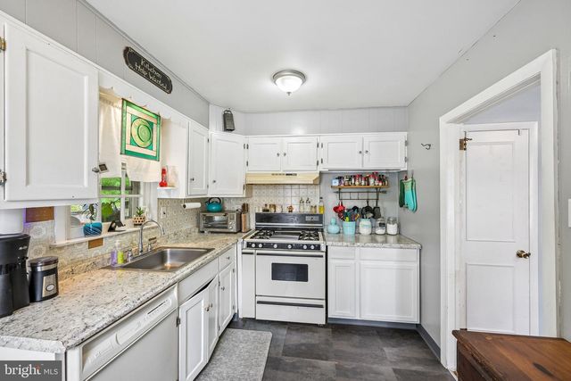 913 LOMOND LN, Philadelphia, PA 19128