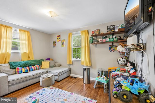 913 LOMOND LN, Philadelphia, PA 19128