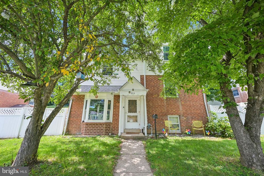913 LOMOND LN, Philadelphia, PA 19128