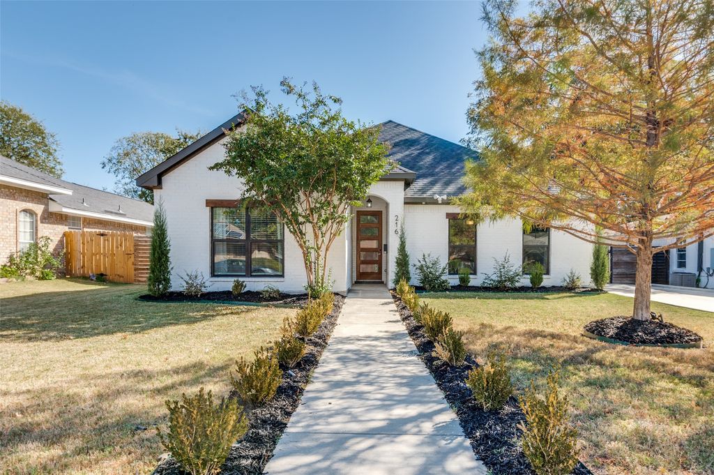 216 Melrose Lane, Lancaster, TX 75146