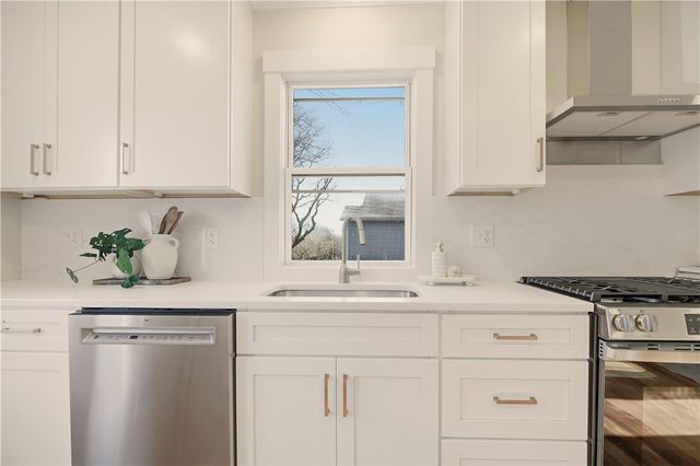 85 Bay View Avenue 2, Bristol, RI 02809