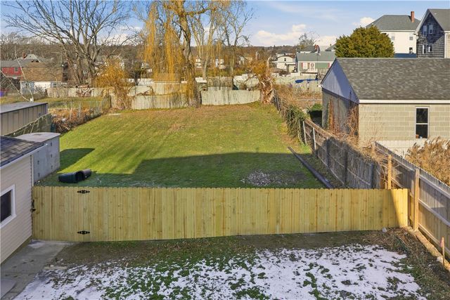 85 Bay View Avenue 2, Bristol, RI 02809