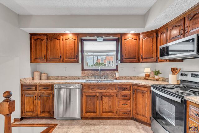 6008 SW 23rd ST, Topeka, KS 66614