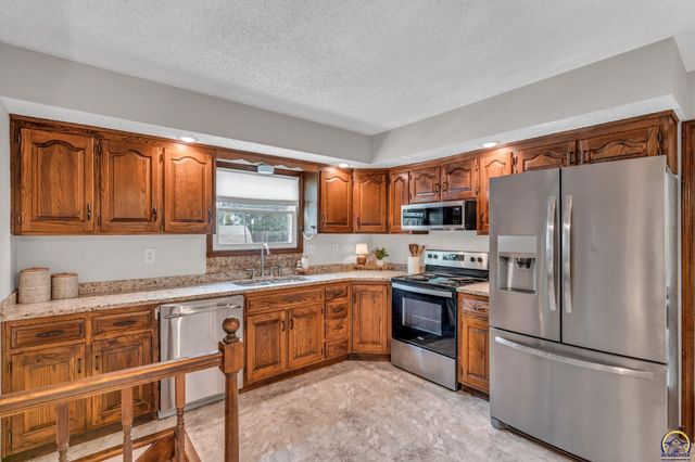 6008 SW 23rd ST, Topeka, KS 66614