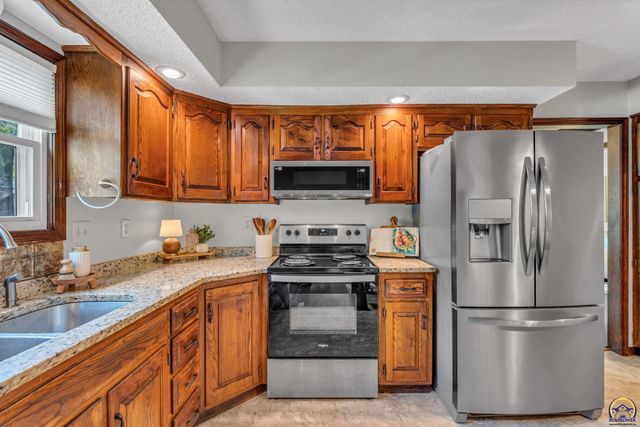 6008 SW 23rd ST, Topeka, KS 66614