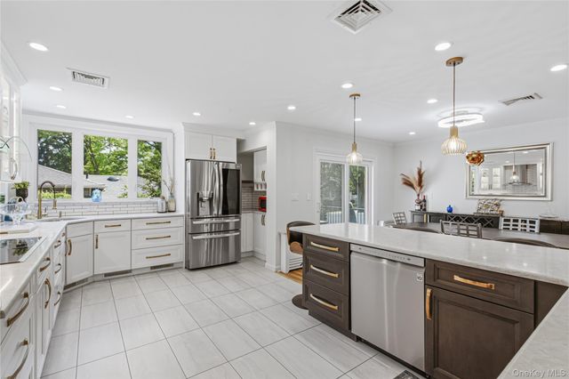 186 N Stratford, Roslyn Heights, NY 11577