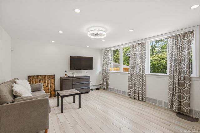 186 N Stratford, Roslyn Heights, NY 11577