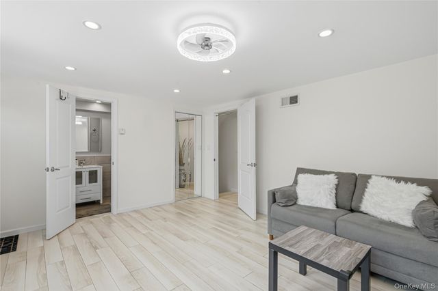 186 N Stratford, Roslyn Heights, NY 11577
