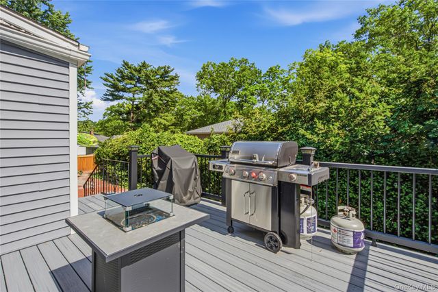 186 N Stratford, Roslyn Heights, NY 11577