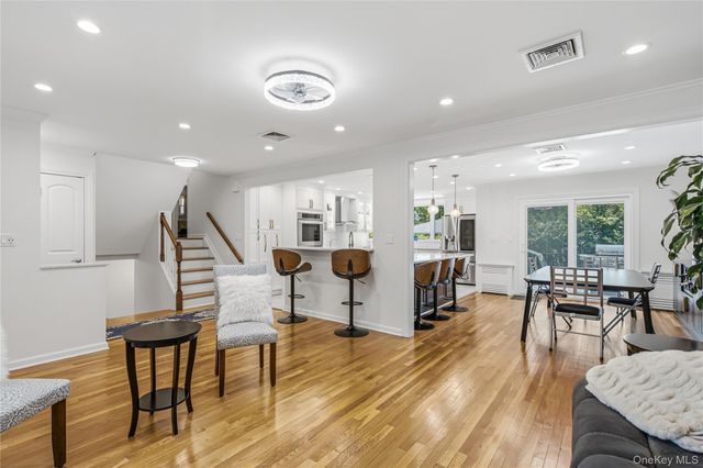 186 N Stratford, Roslyn Heights, NY 11577