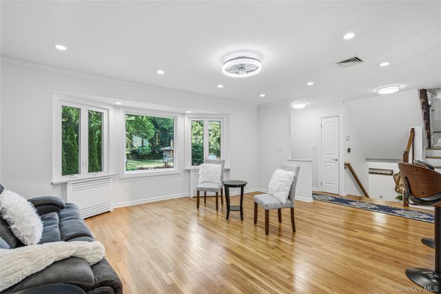 186 N Stratford, Roslyn Heights, NY 11577