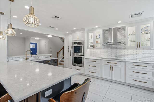 186 N Stratford, Roslyn Heights, NY 11577