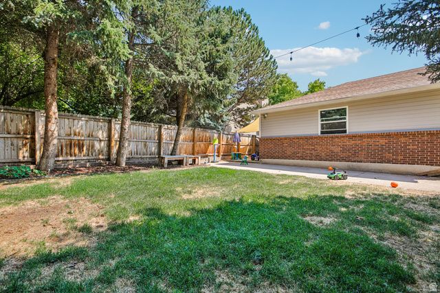 2112 N SUNSET DR, Layton, UT 84040