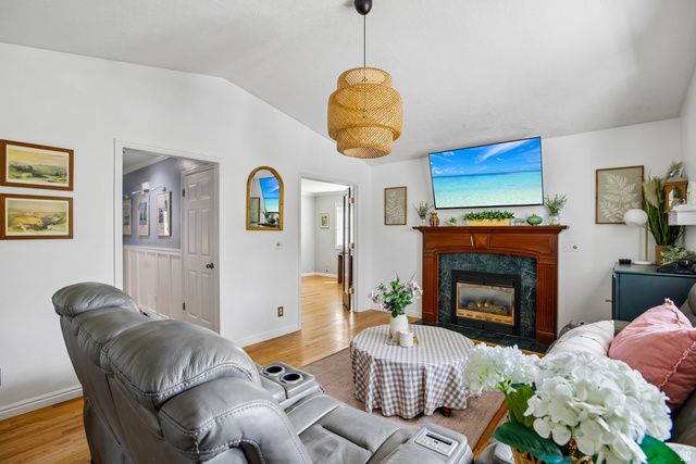 2112 N SUNSET DR, Layton, UT 84040