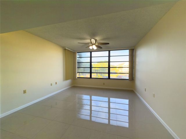 1701 Whitehall Dr 303, Davie, FL 33324