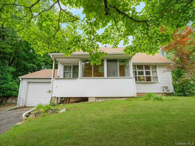 7 Hillaire Place, Nanuet, NY 10954