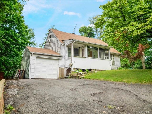 7 Hillaire Place, Nanuet, NY 10954