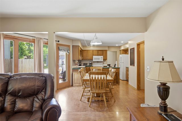 1752 NW 101st Street, Clive, IA 50325