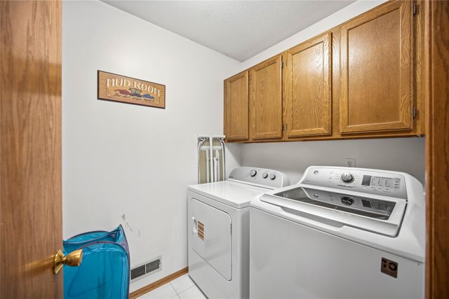 1752 NW 101st Street, Clive, IA 50325
