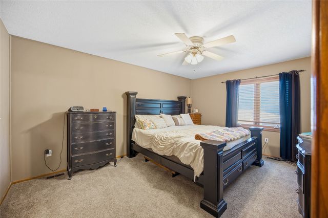1752 NW 101st Street, Clive, IA 50325