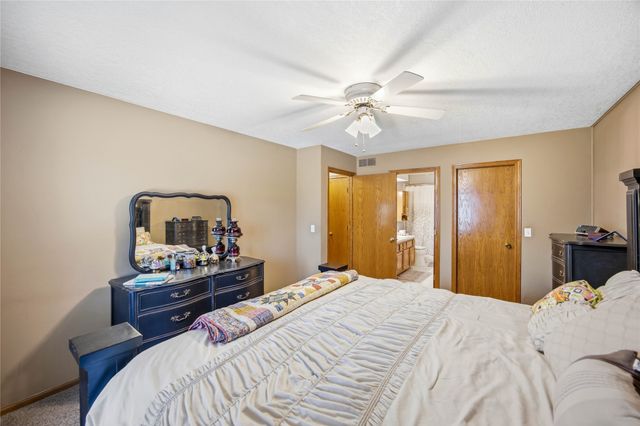1752 NW 101st Street, Clive, IA 50325