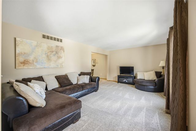 1752 NW 101st Street, Clive, IA 50325